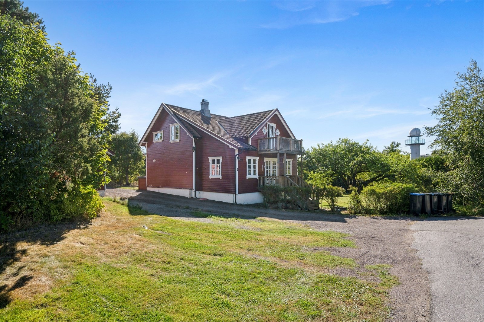 Eiendommen har en flat, lettstelt tomt med store plenarealer. Galleribilde