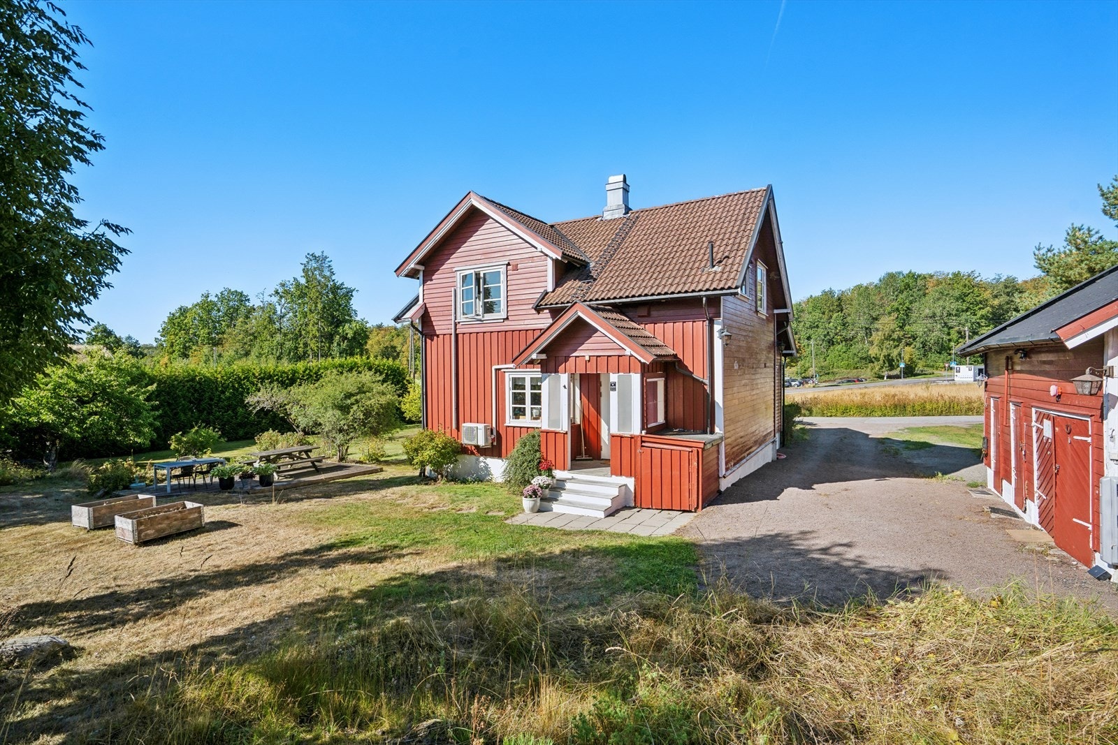 Klassisk enebolig over to plan, opprinnelig oppført i 1935 og tilbygget i 2004. Galleribilde
