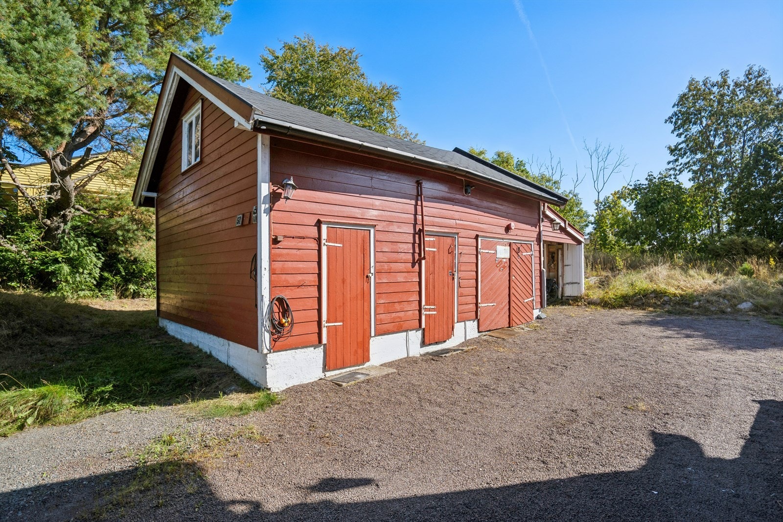 Utendørs er det oppført frittstående uthus-/bodbygning med tilknyttet carport. Galleribilde