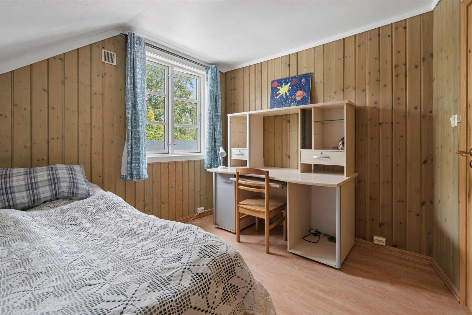 Soverom 3 kledd med trepanel og plass til både seng og skrivebord. Galleribilde