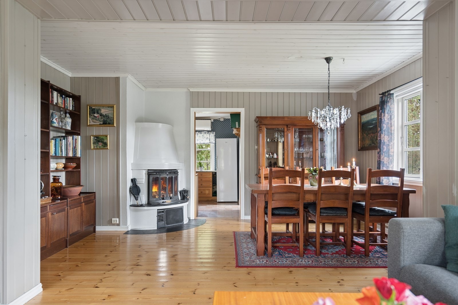 Spisestue med god plass til langbord foran den lune peisovnen. Galleribilde