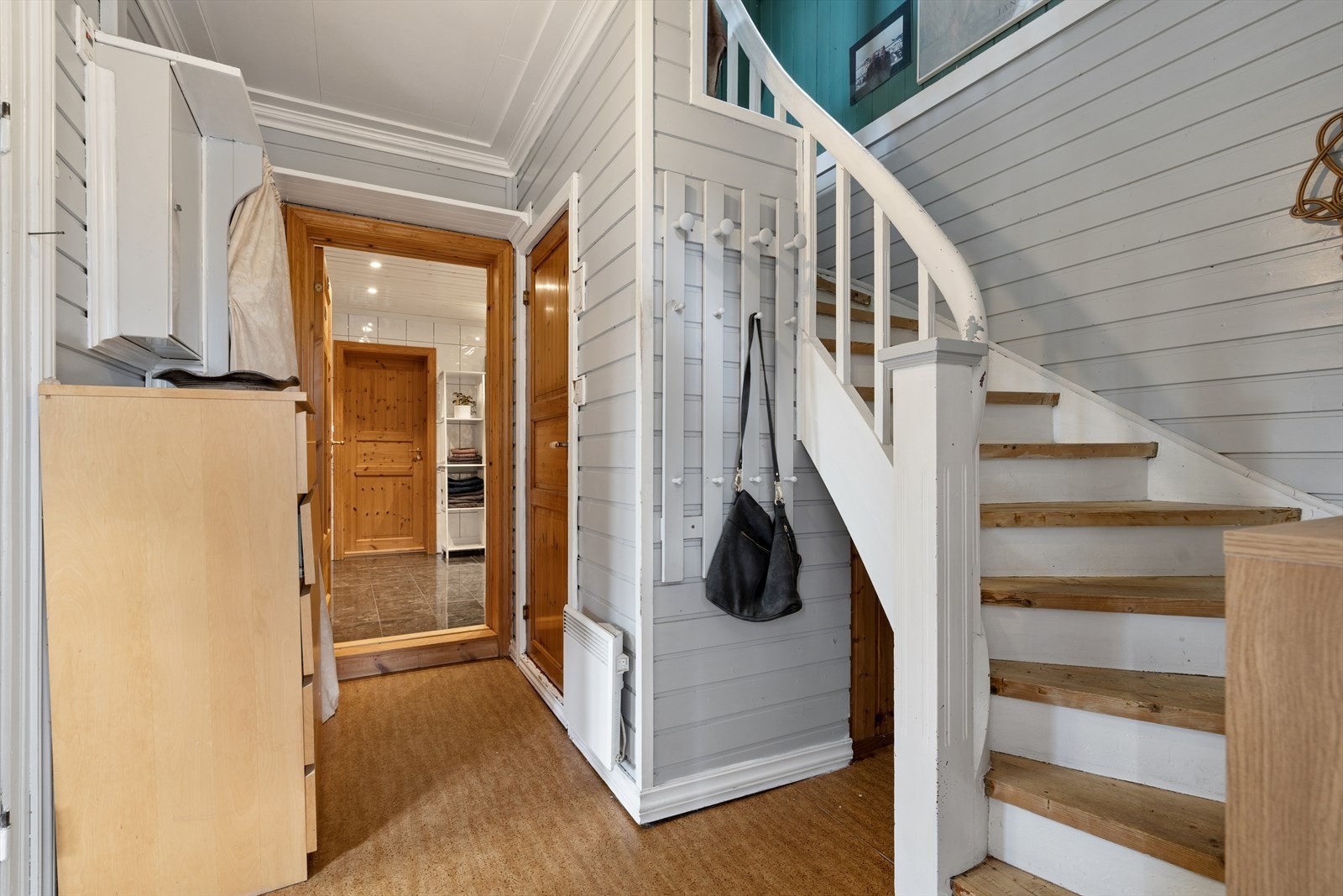 Entré med trappeløp til andre etasje og adkomst til rommene i første etasje. Galleribilde