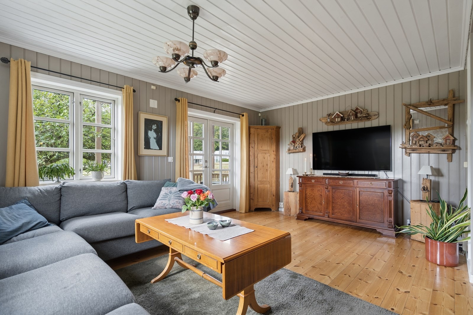 Stuen har god plass til både sofahjørne og mediemøbler. Galleribilde