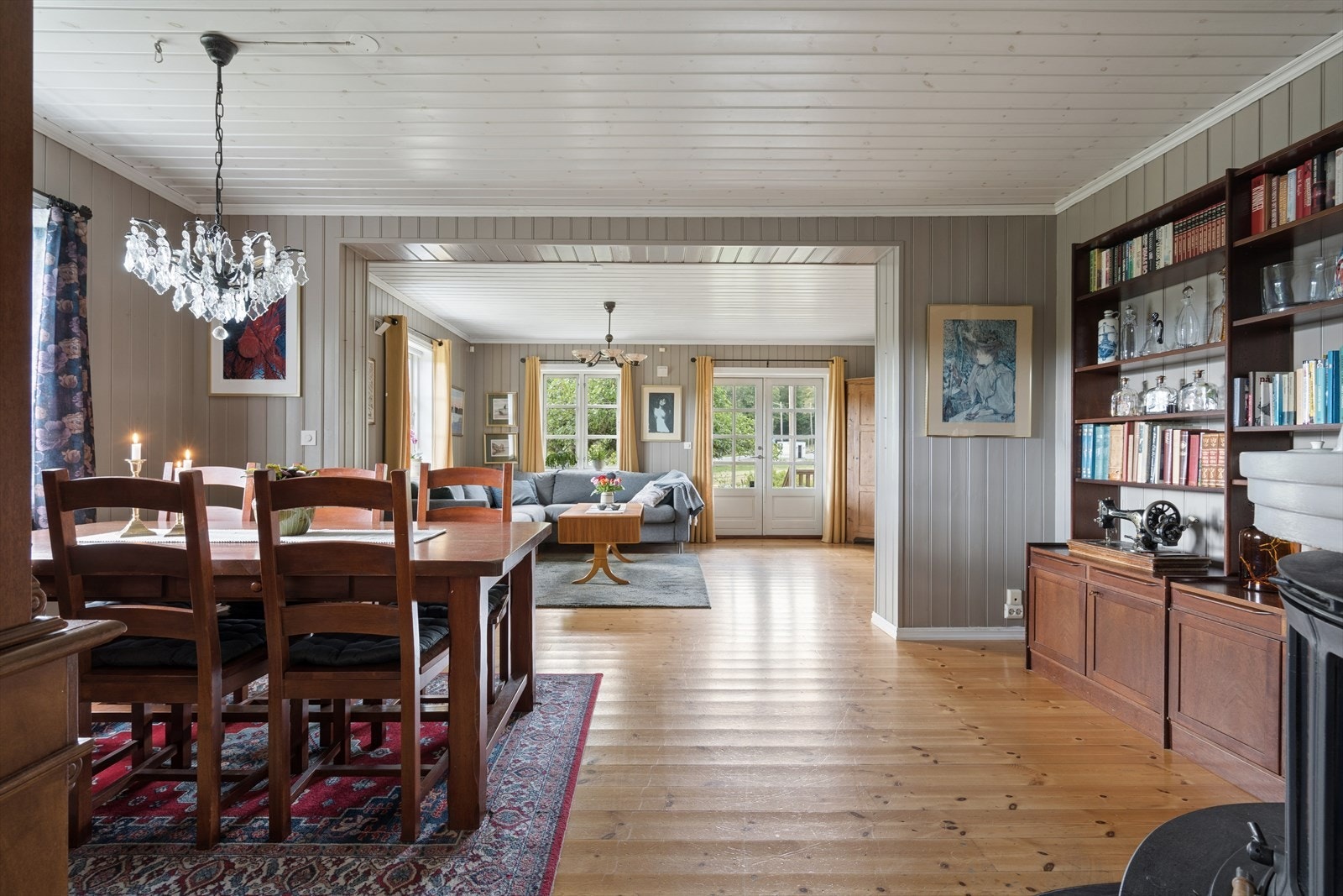 Åpen overgang fra spisestuen inn til stuen i boligens tilbygg. Galleribilde