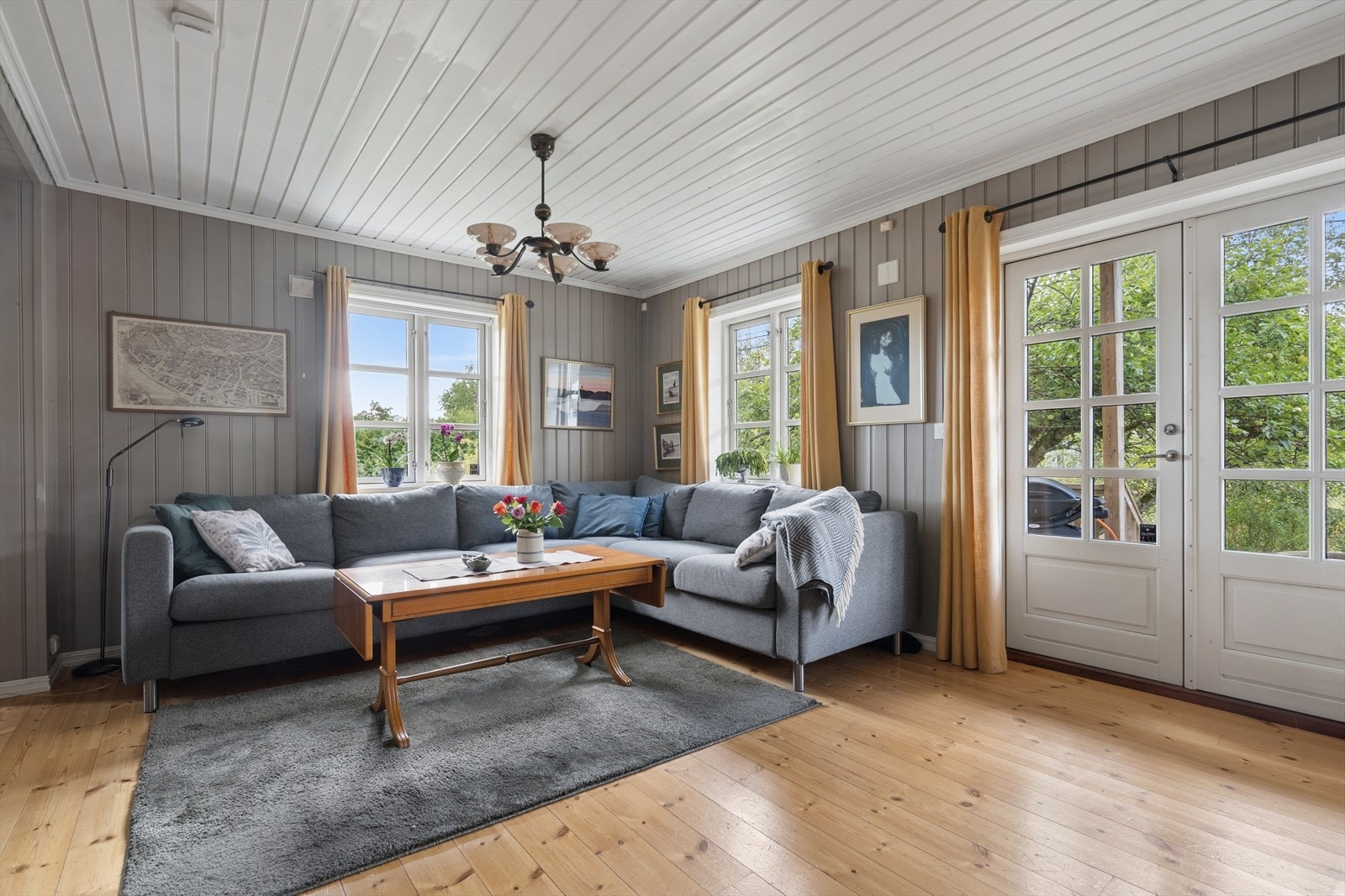Fra stuen er det direkte utgang via tofløyet dør til terrasse og hage. Galleribilde