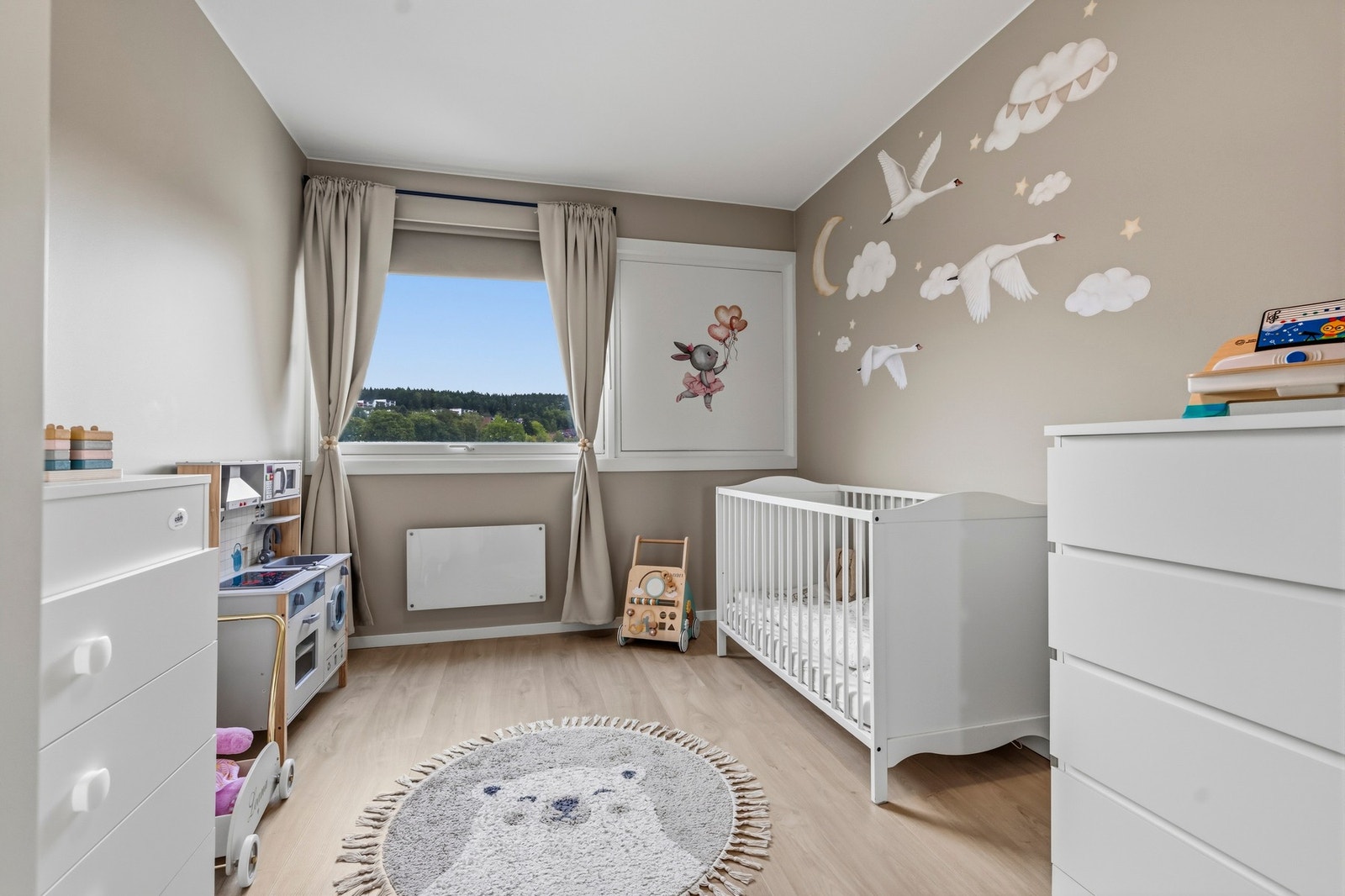 God plass til seng og ønsket møblement. Galleribilde