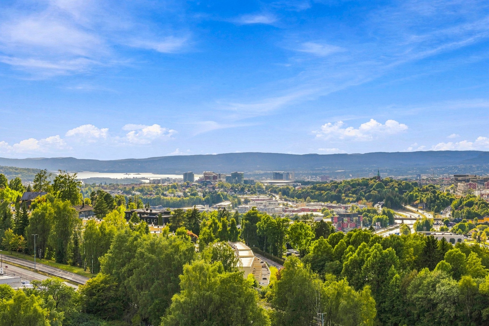 Solrik balkong med nydelig utsikt over Oslo - et perfekt sted å nyte både morgenkaffen og lange, lyse sommerkvelder. Galleribilde