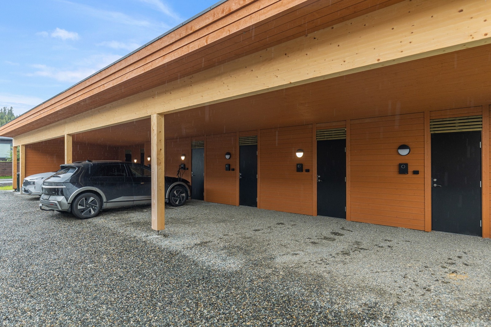 Det medfølger egen carport med EL-bil lader, samt tilhørende bod. Galleribilde