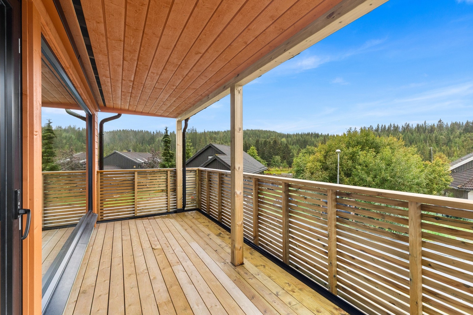 Stor overbygd balkong på 12,4 kvm. Balkongen ligger sørvendt og har rikelig med sol. Galleribilde
