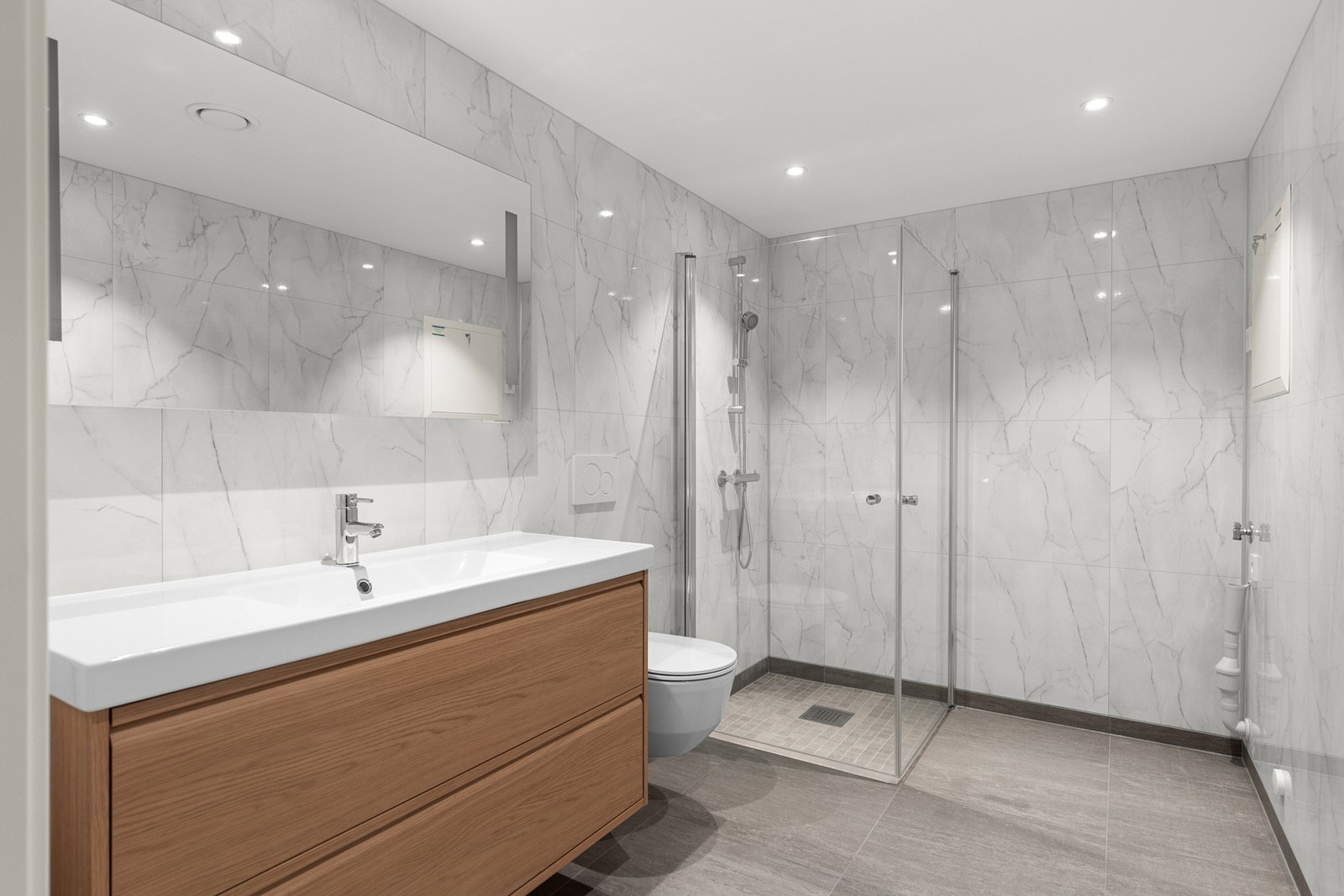 Meget pent bad på 6,2 kvm. Badet har opplegg for vaskemaskin. Galleribilde