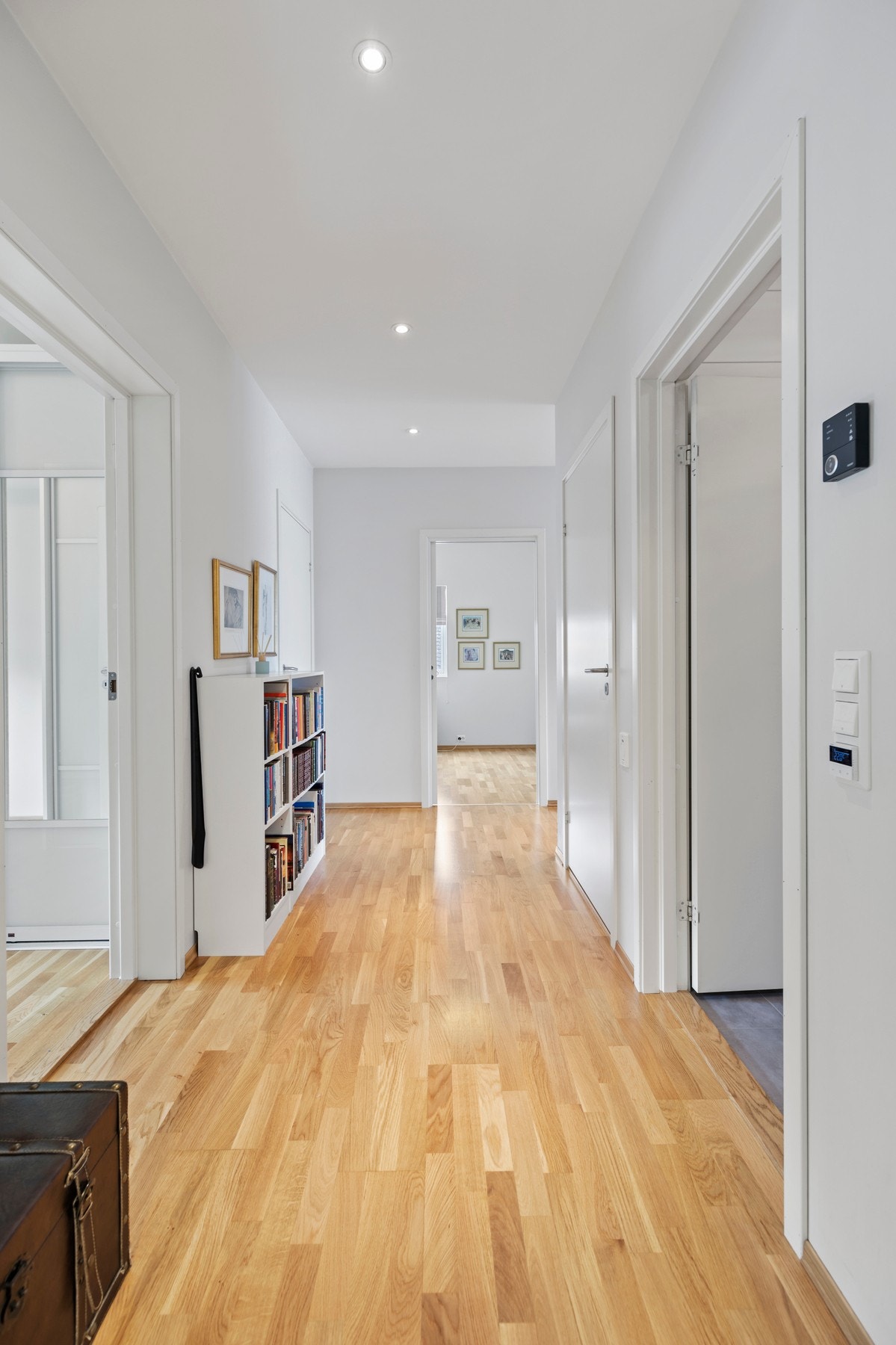 Leiligheten har gjennomgående god standard med 1-stavs parkett tapetserte vegger, og gipsede himlinger med stedvise downlights Galleribilde