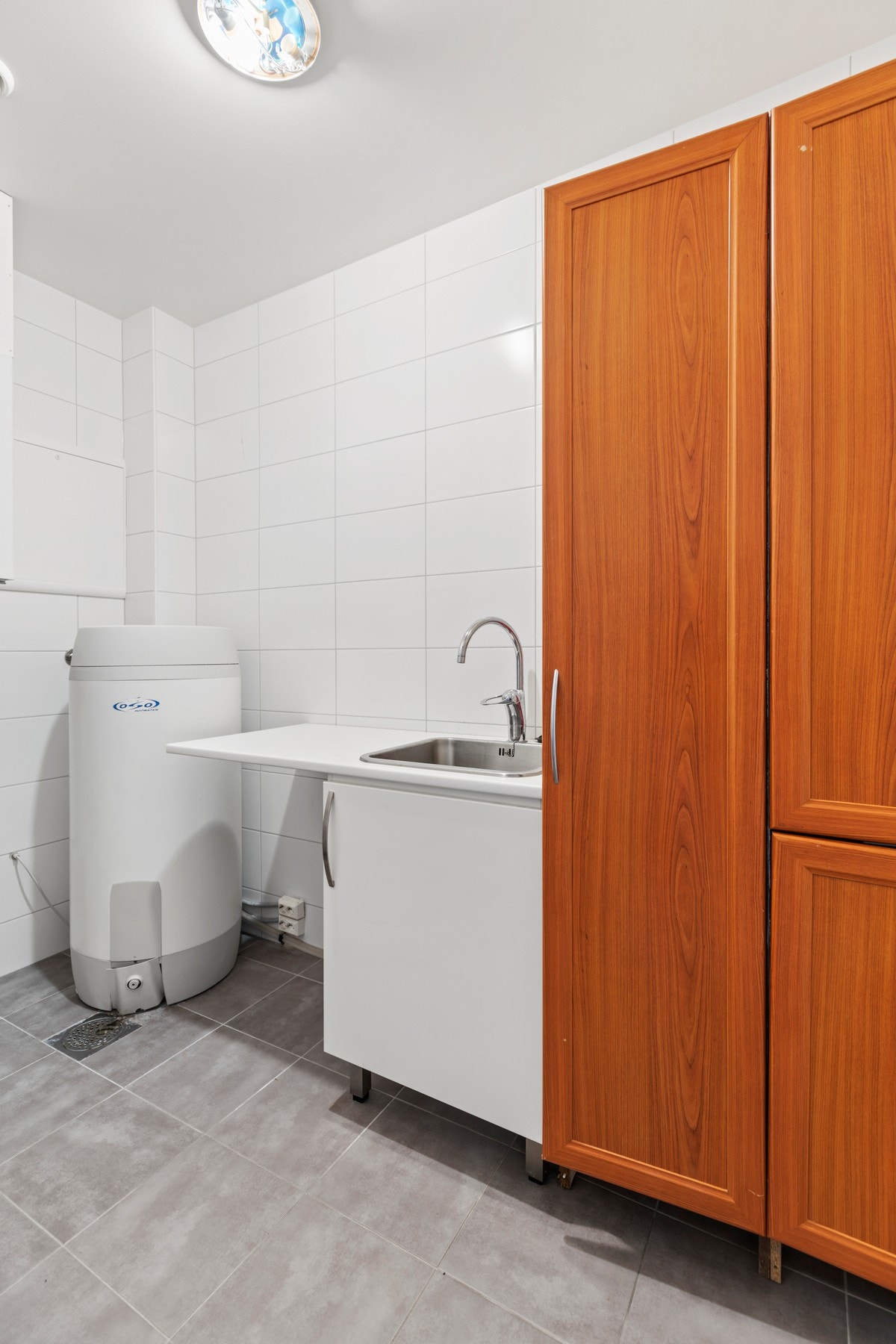 Fra bad har du tilkomst til vaskerom(/bod/teknisk rom). Vaskerommet har flislagt gulvoverflate med gulvvarme, opplegg for vaskemaskin, ventilasjon og innredning med servant Galleribilde