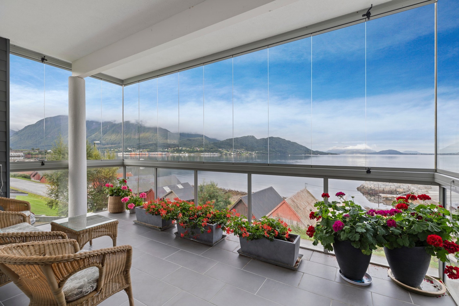 Vinduer på balkongen kan åpnes og skyves til side og her kan det nytes flott utsikt ut over Sykkylvsfjorden og Storfjorden Galleribilde