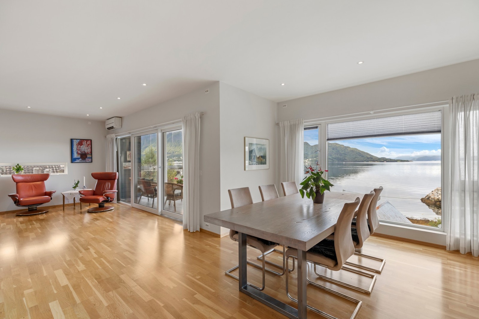 Strøken leilighet med utsikt! Galleribilde