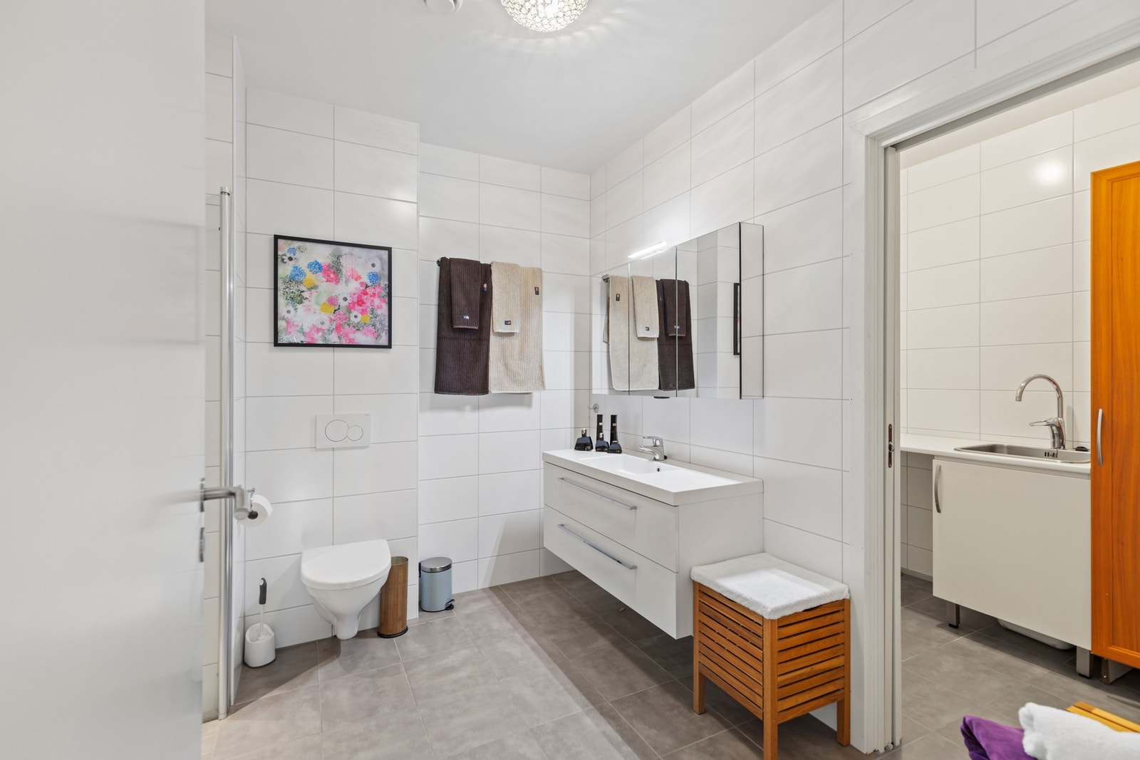 Badet er helfliset, med gulvvarme Galleribilde