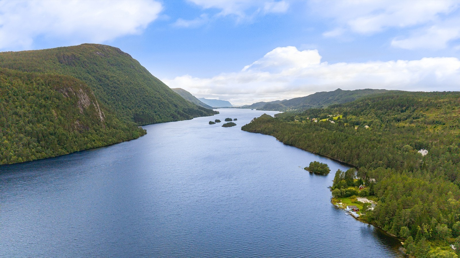 Oversikt over Brusdalsvannet og det omkringliggende landskapet. Galleribilde