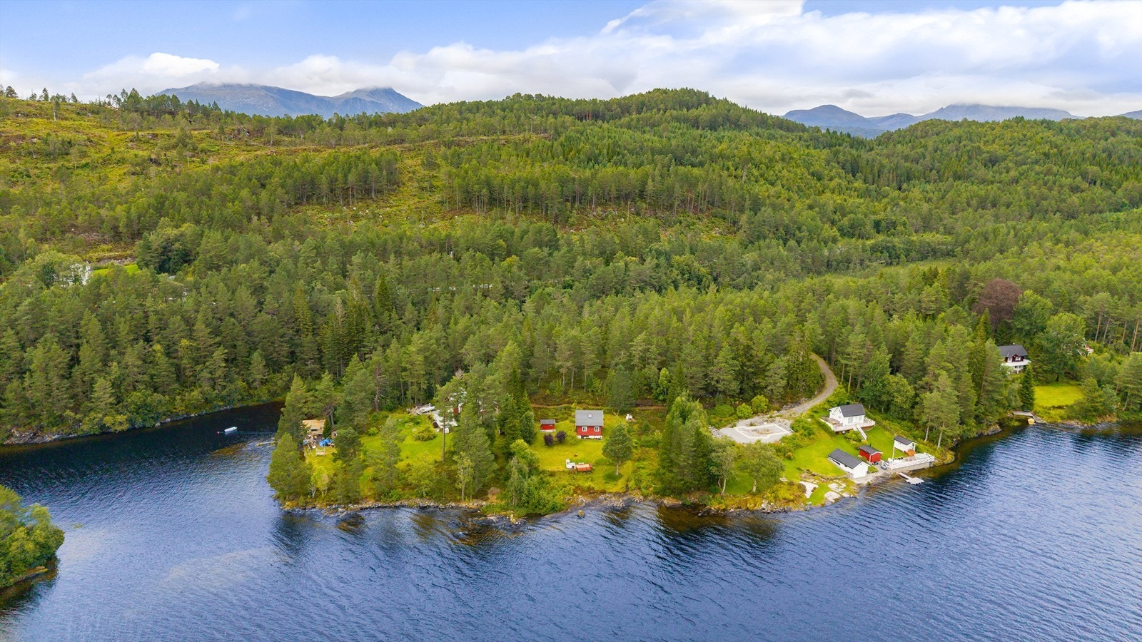 Herfra er det kort vei til både Skodje sentrum (ca. 10 km) og Moa (ca. 12 km). Galleribilde