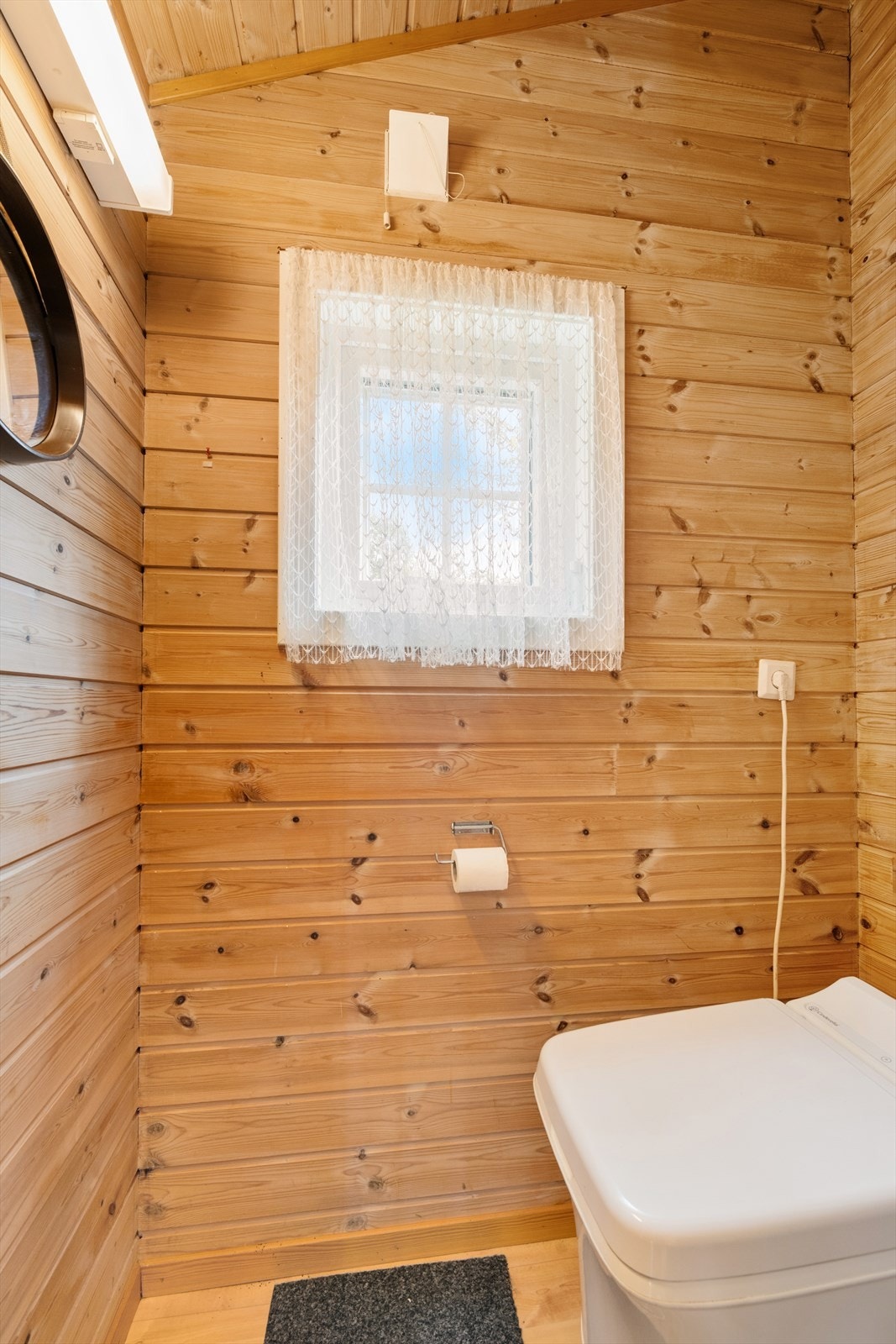 Toalettrommet er utstyrt med et forbrenningstoalett med lufting over tak. Galleribilde