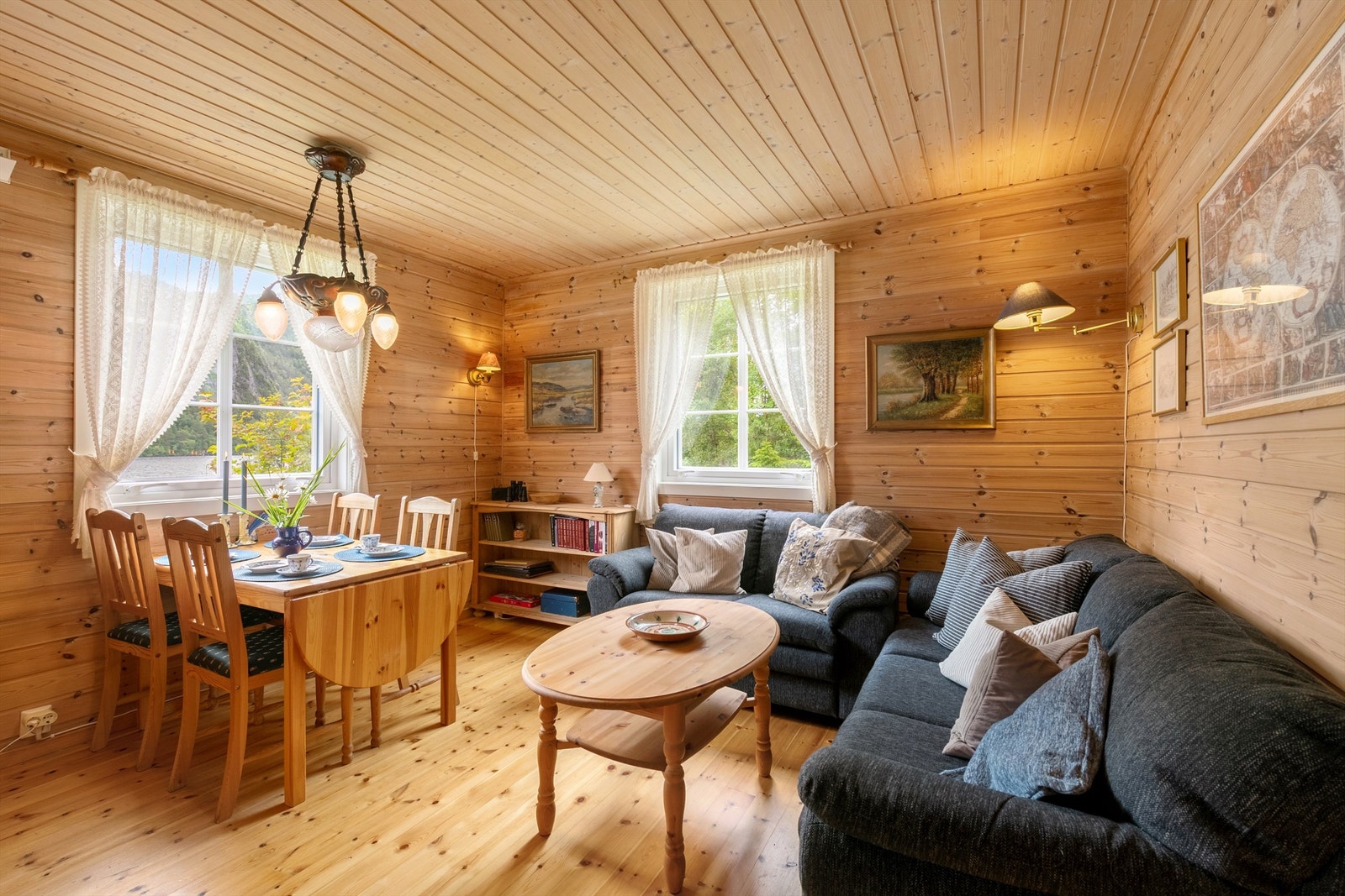 Hytta ble vesentlig oppgradert og ombygd i 1999, og har en gjennomgående lun stil med panel og furugulv.
Foto: Stian Wiik Galleribilde
