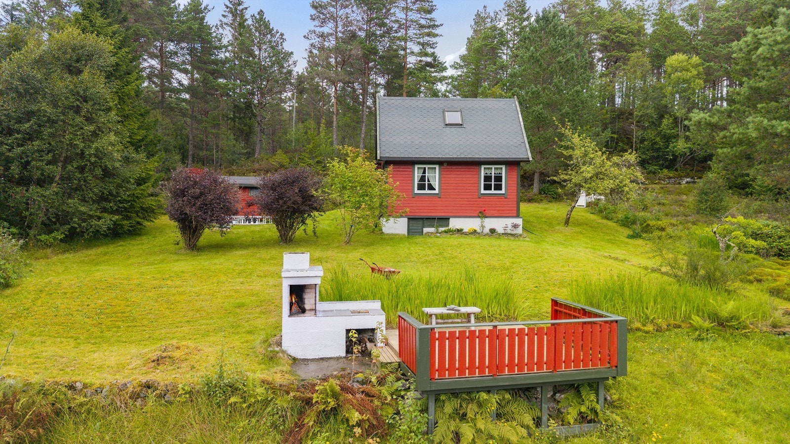 Hytta ligger i et lett skrånende terreng ned mot Brusdalsvannet. Galleribilde