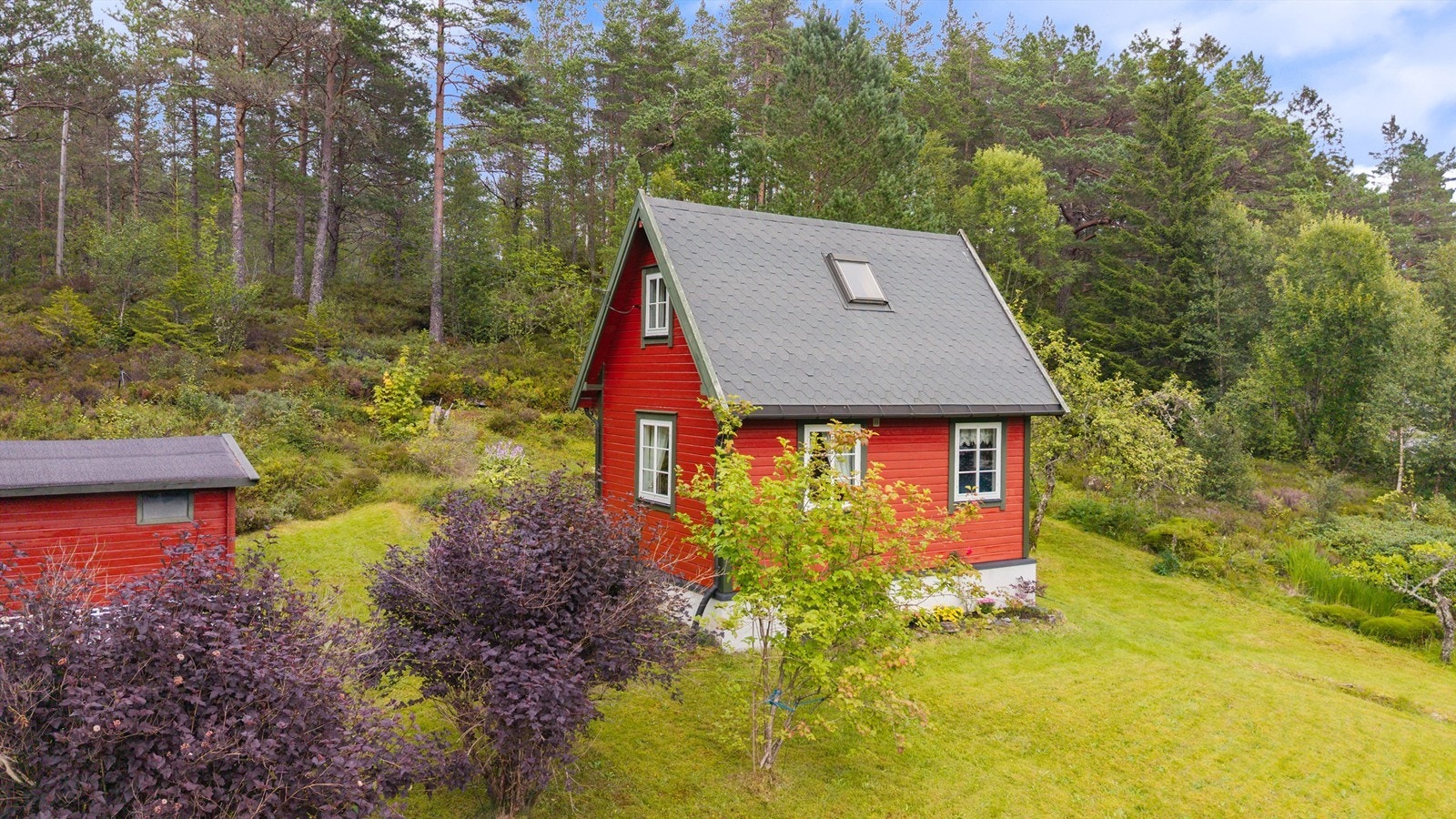 Eiendommen inkluderer et frittstående uthus på 7 m², praktisk for lagring. Galleribilde