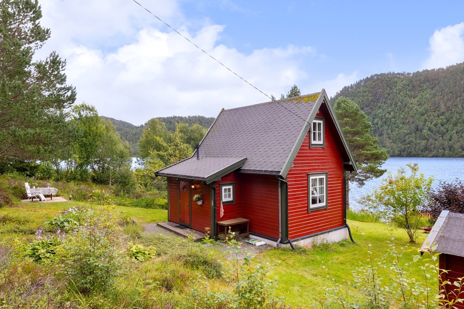 Idyllisk beliggenhet med stor tomt og egen strandlinje. Galleribilde