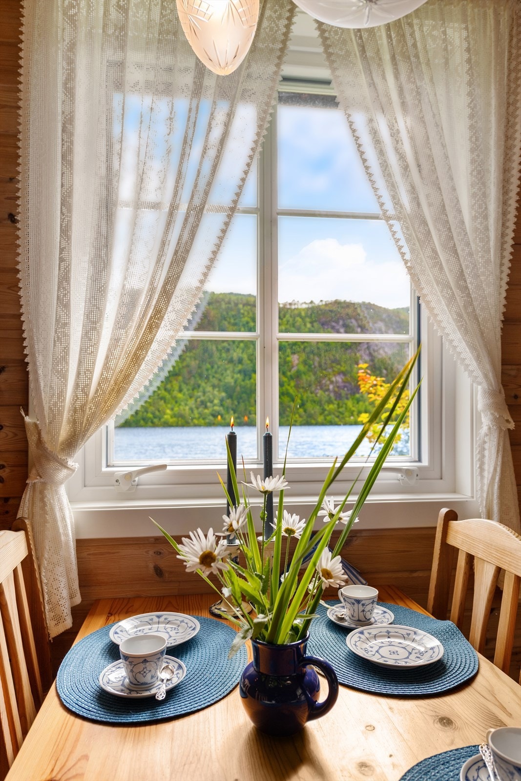 Vinduene rammer inn den flotte utsikten over Brusdalsvannet. Galleribilde