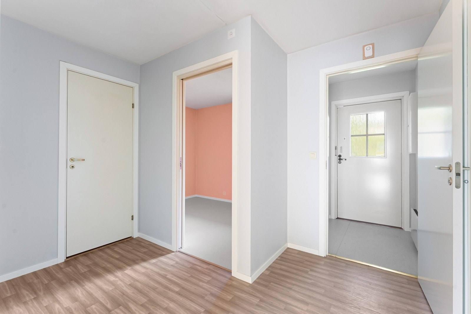 Entréen binder leiligheten sammen med adkomst til bad, innvendig bod og oppholdsrom. Galleribilde