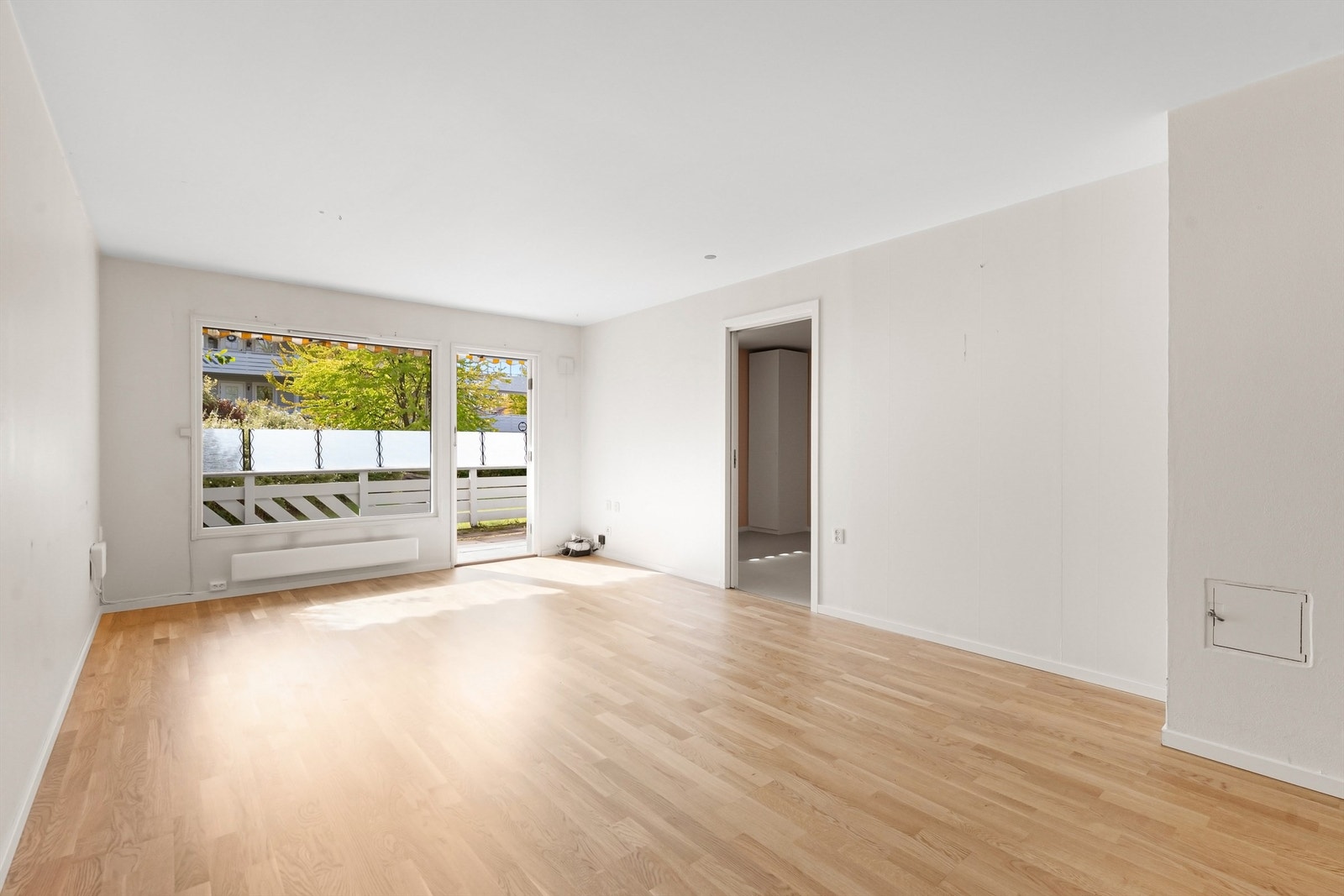 Fra stuen er det åpen overgang til soveromsfløyen og direkte utgang til markterrassen. Galleribilde