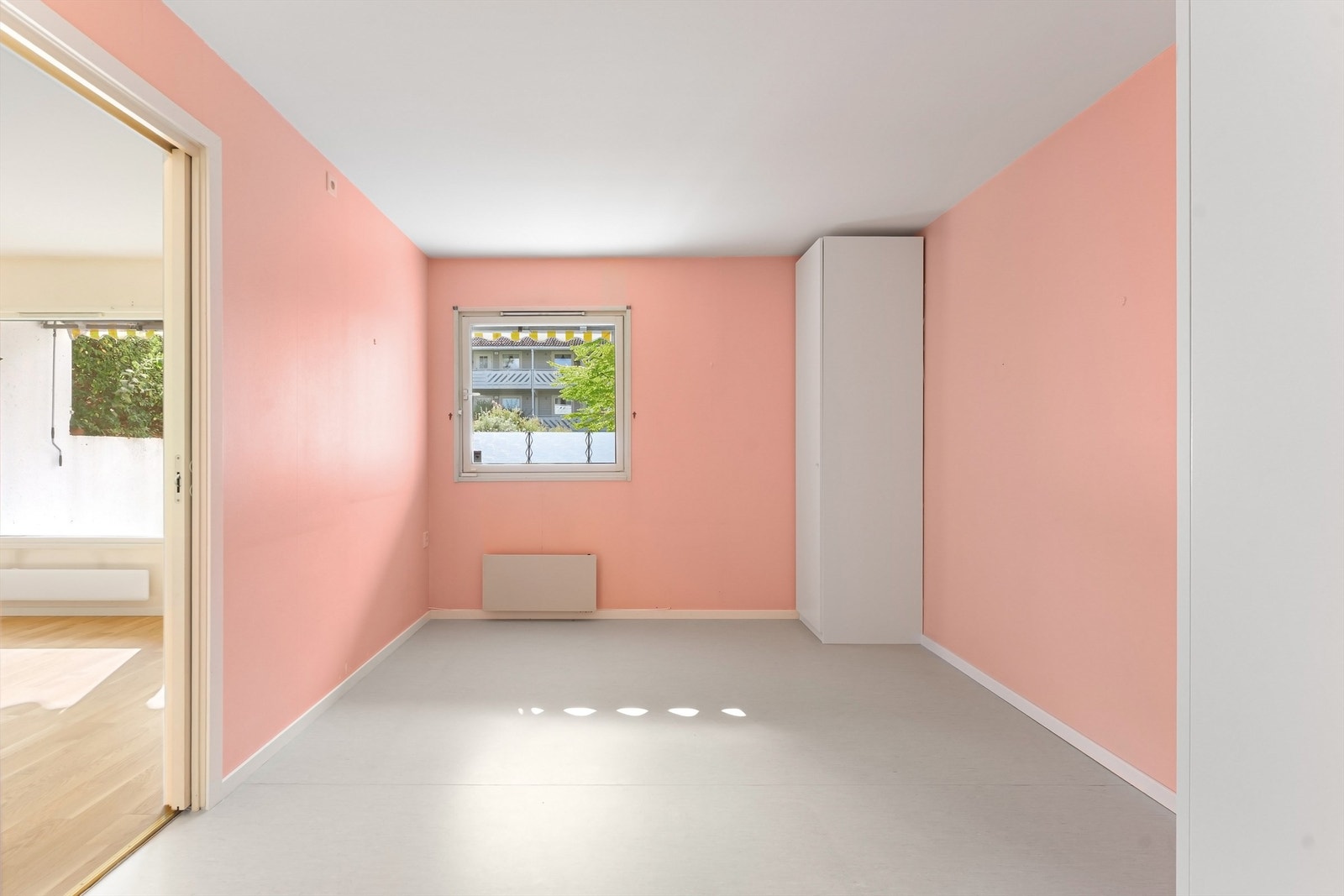 Soverommet har god plass til dobbeltseng og er utstyrt med garderobeskap. Galleribilde