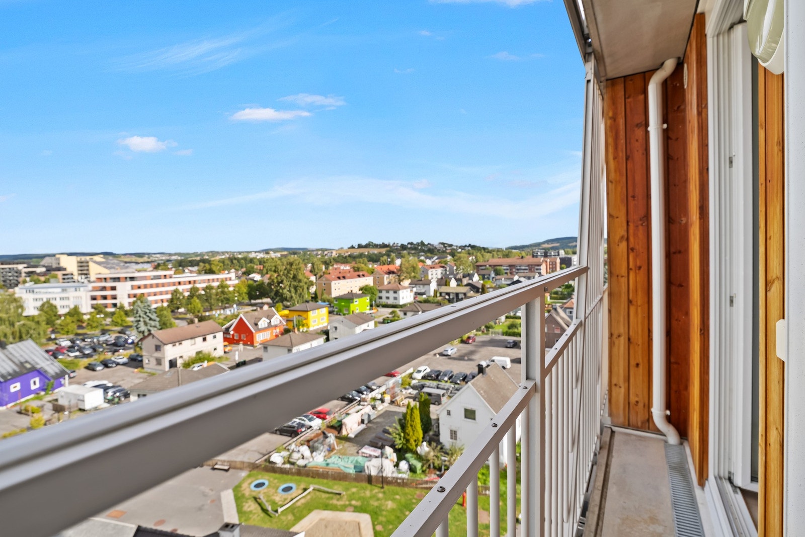 Leiligheten har en attraktiv beliggenhet midt i Lillestrøm sentrum, med umiddelbar nærhet til offentlig kommunikasjon og byens rike servicetilbud. Lillestrøm har de senere årene gjennomgått en betydelig utvikling og fremstår i dag som en levende og modern Galleribilde
