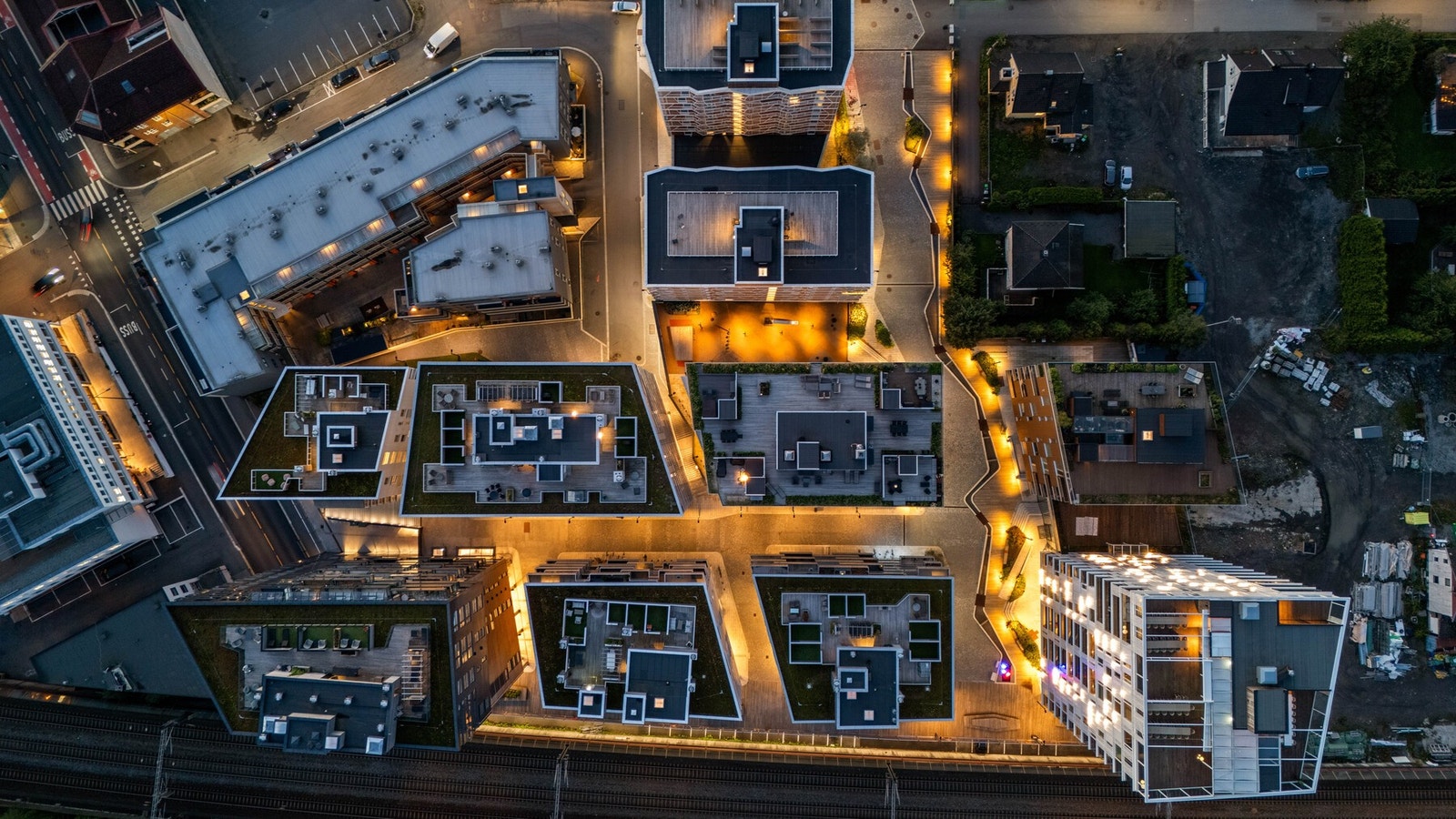 I tillegg disponerer leiligheten en egen privat del på takterrasse med gode solforhold og flott utsikt. I tilknytning til takterrassen er det også et praktisk felles toalettrom tilgjengelig for beboerne. Galleribilde