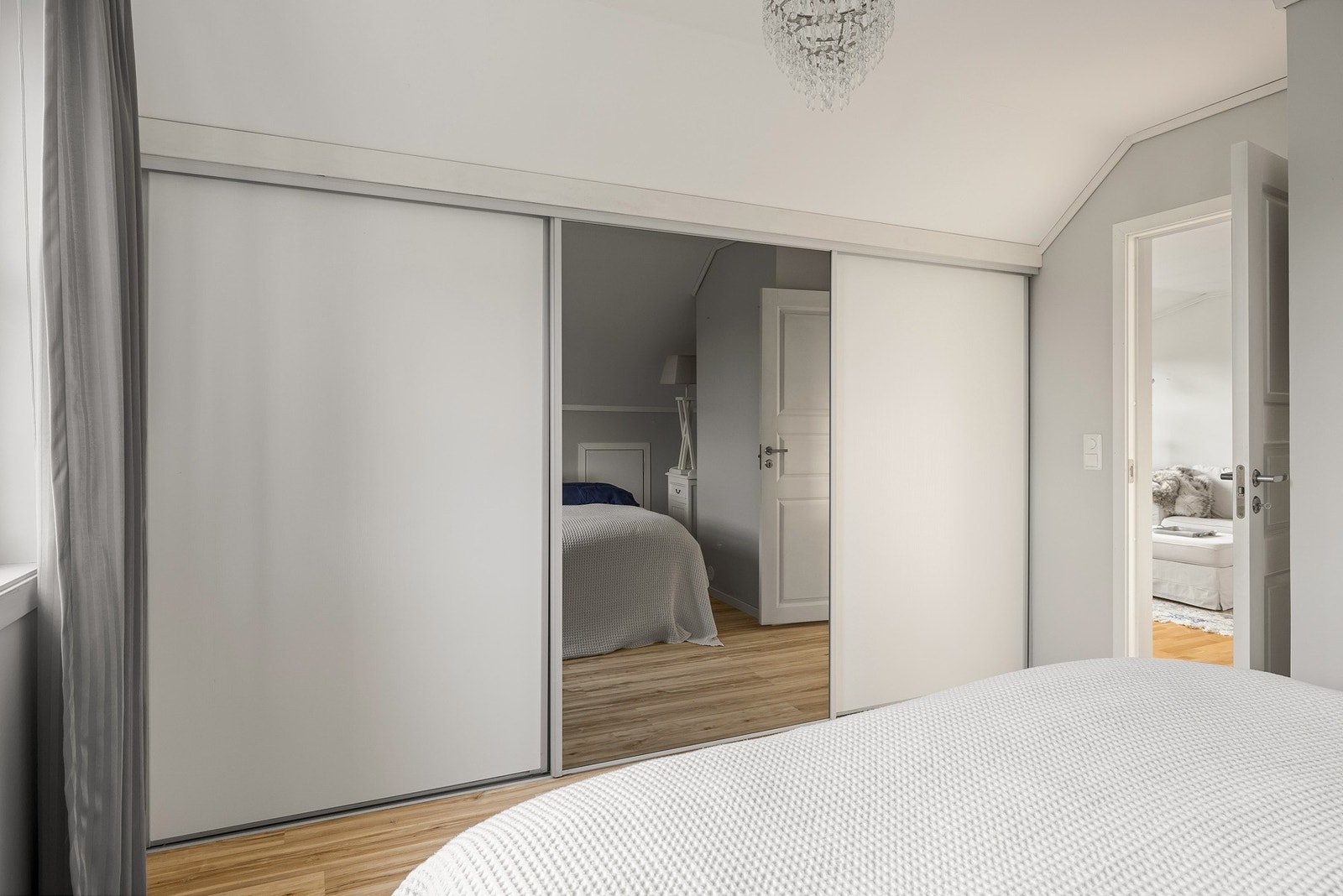 Her får du også en romslig skyvedørsgarderobe som godt utnytter rommet Galleribilde
