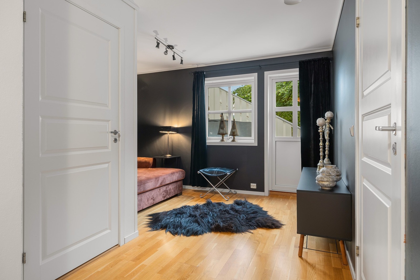 Videre kommer man til en flott kjellerstue med utgang til terrassen Galleribilde