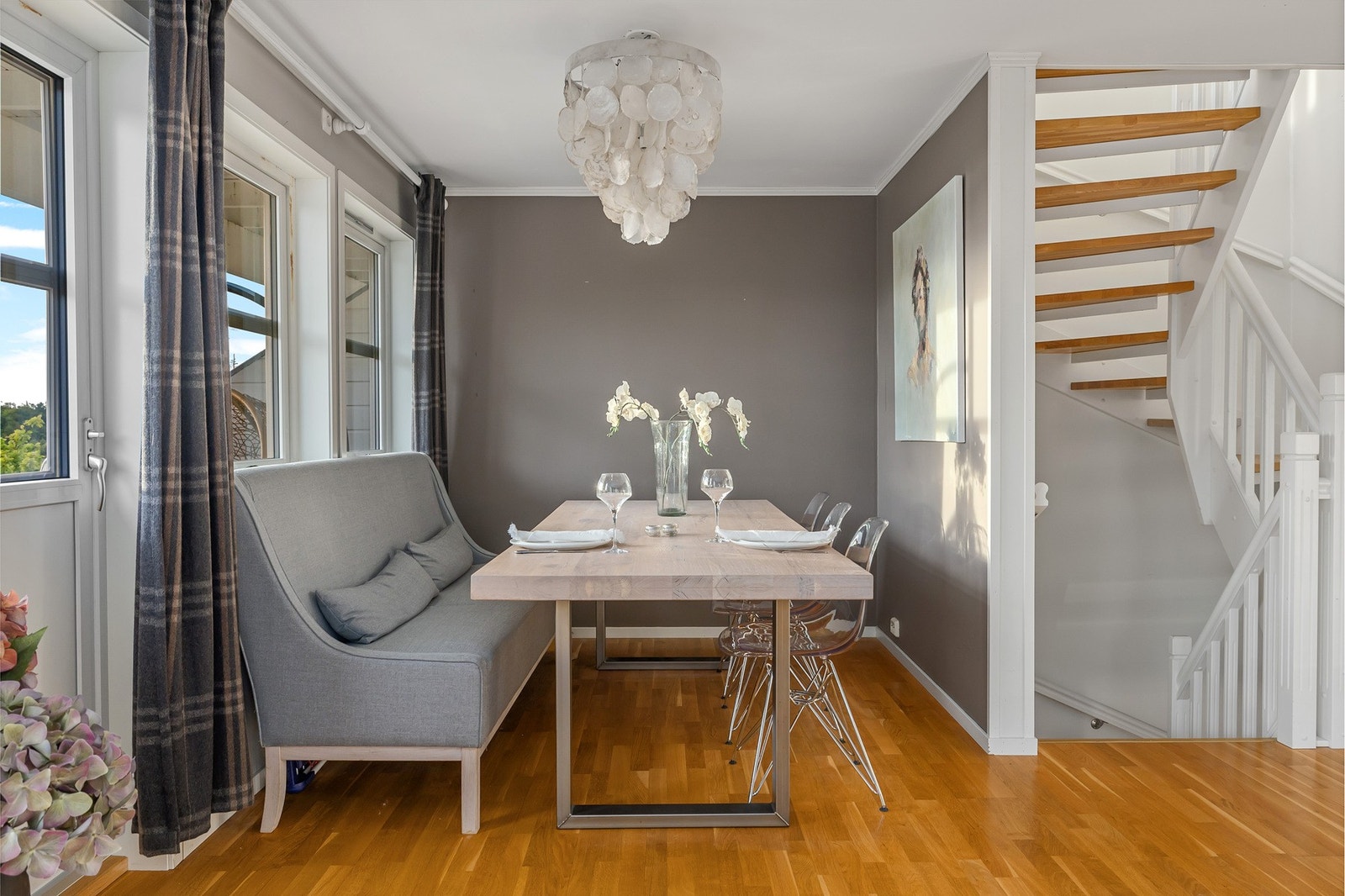 Her kan du sitte og nyte middagen mens kveldssolen skinner inn Galleribilde
