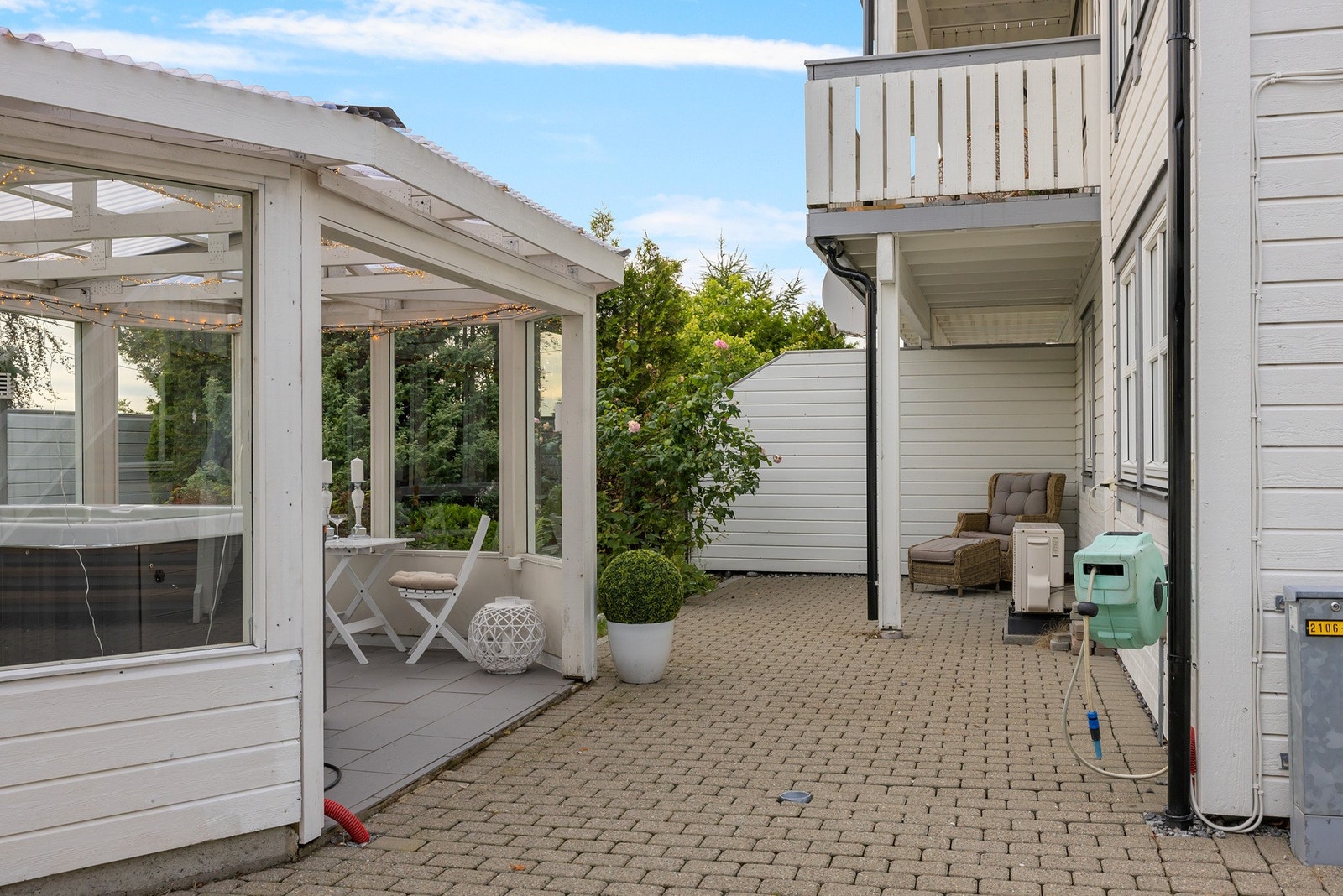 Boligen har en svært flott uteareal med terrasse, balkonger og utestue Galleribilde