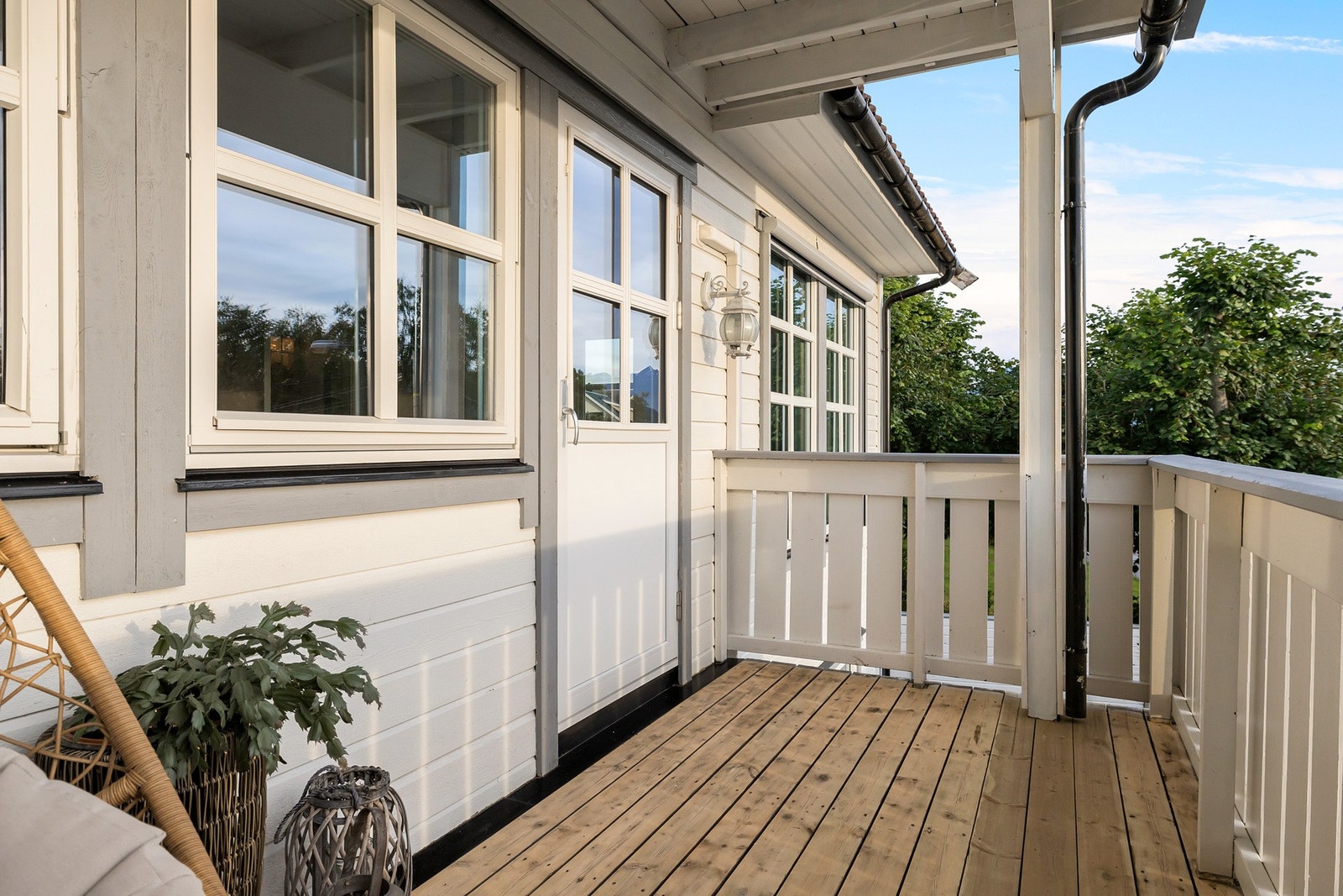 Boligen byr på flere flotte uteområder med to balkongen og en romslig terrasse Galleribilde