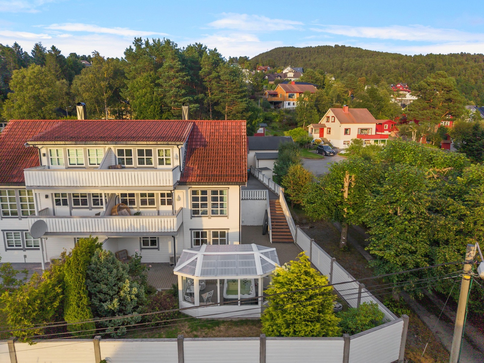 Eiendommen ligger i Blindheimsbreivika midt mellom Spjelkavik og Blindheim, ca 13 km øst for Ålesund sentrum. Galleribilde
