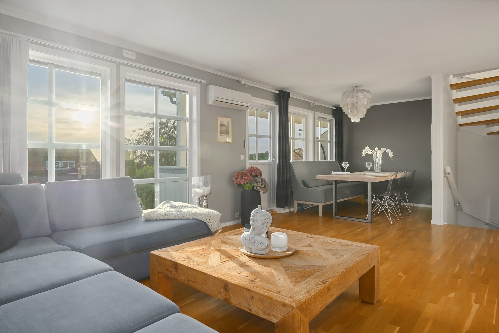 Stuen har godt med vinduer som slipper inn rikelig med naturlig lys Galleribilde