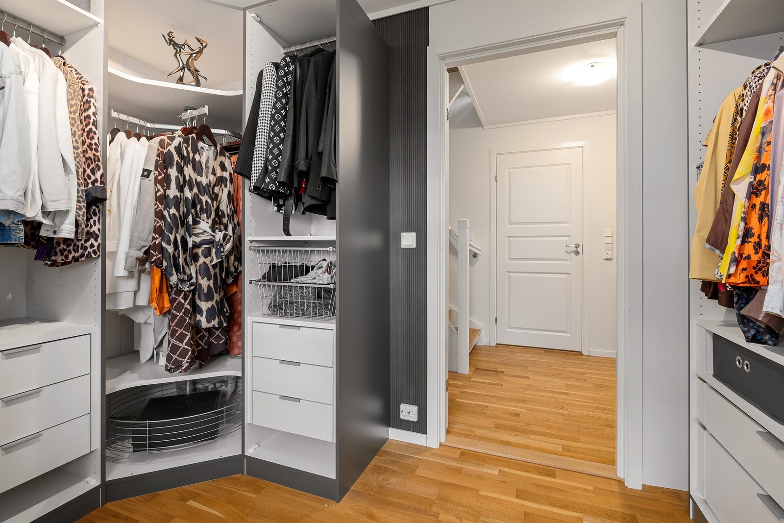 Rett ved trappen har man en svært romslig walk-in garderobe, godkjent som soverom 2 Galleribilde