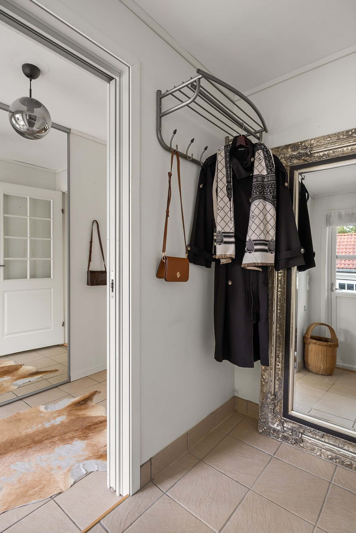Rett ved entréen finner man vaskerommet med egen inngang, så slipper du å dra med deg skitne sko inn i gangen Galleribilde