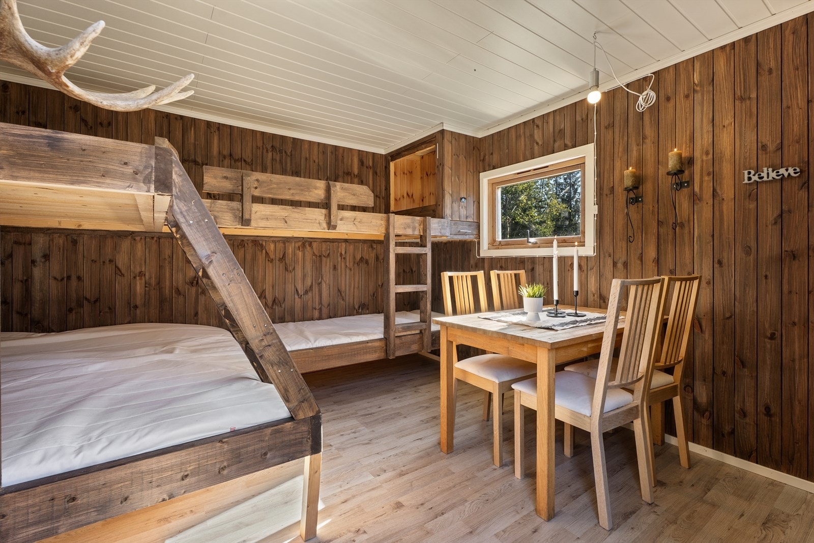 Mulighet og plass for spisebord, eller annen oppbevaring. Galleribilde