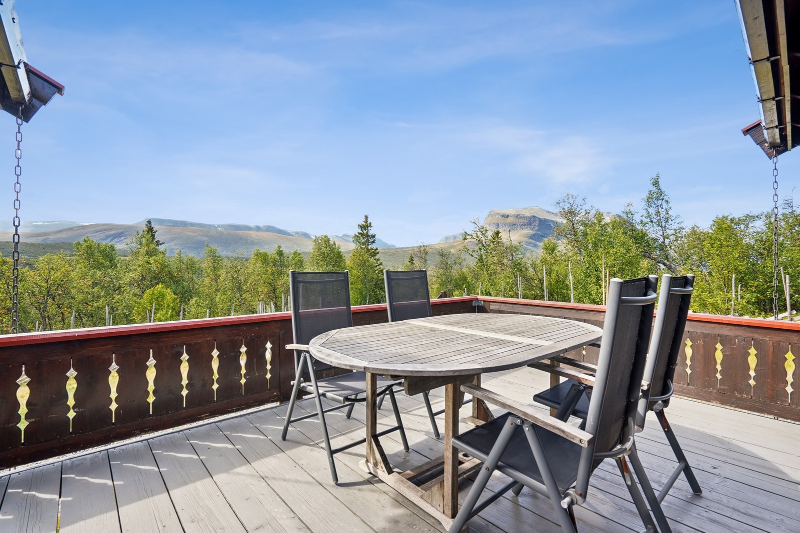 Terrasse med god plass til sittegruppe. Herfra kan man sitte å nyte den spektakulære utsikten. Galleribilde
