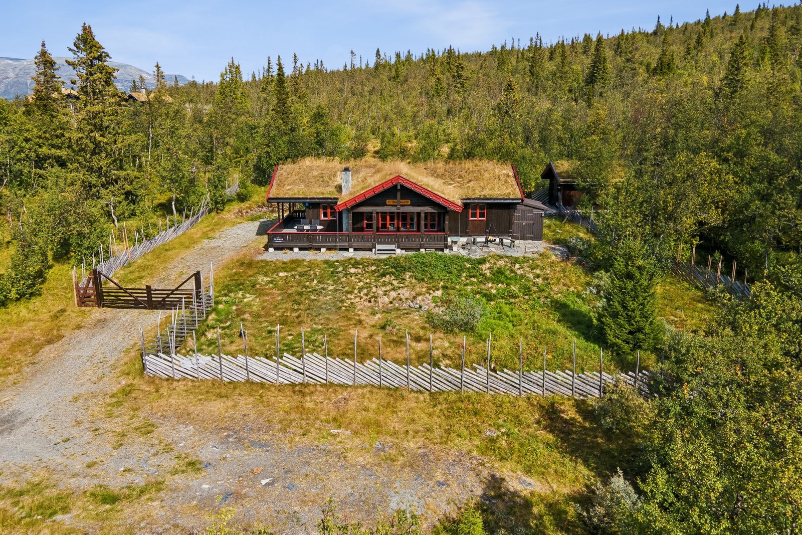 Beliggenheten til hytta i terrenget gjør at man kan sitte lunt i solveggen. Galleribilde