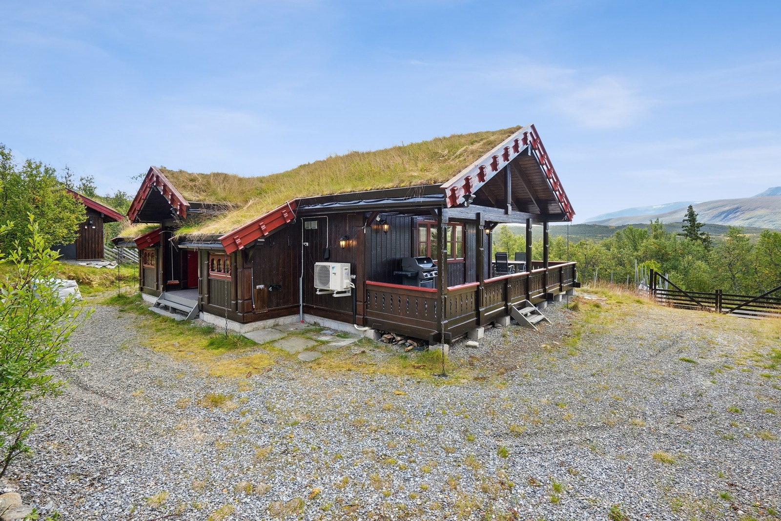 God plass til parkering på eget tun. Det er el-bil lader. Galleribilde