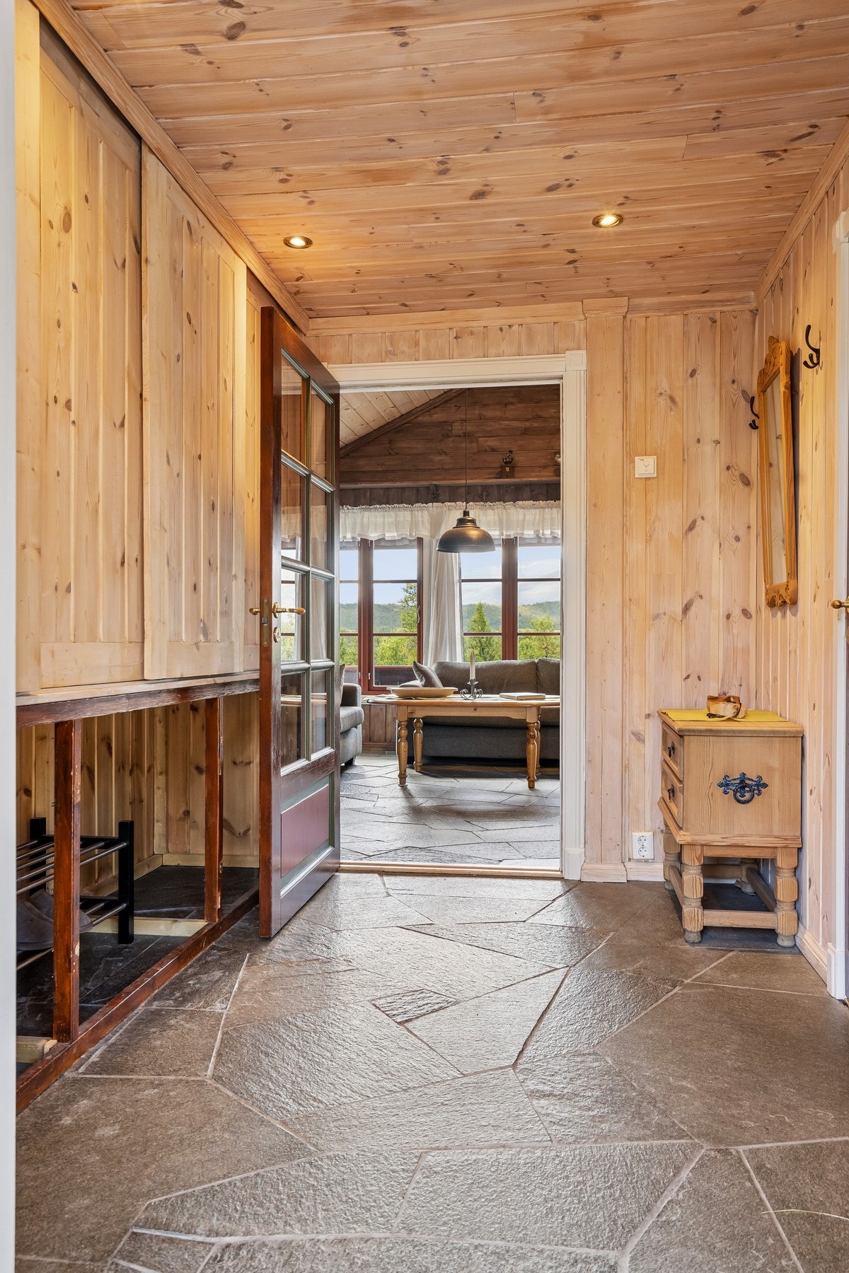 Romslig entré med skifergulv og plassbygd garderobe. Galleribilde