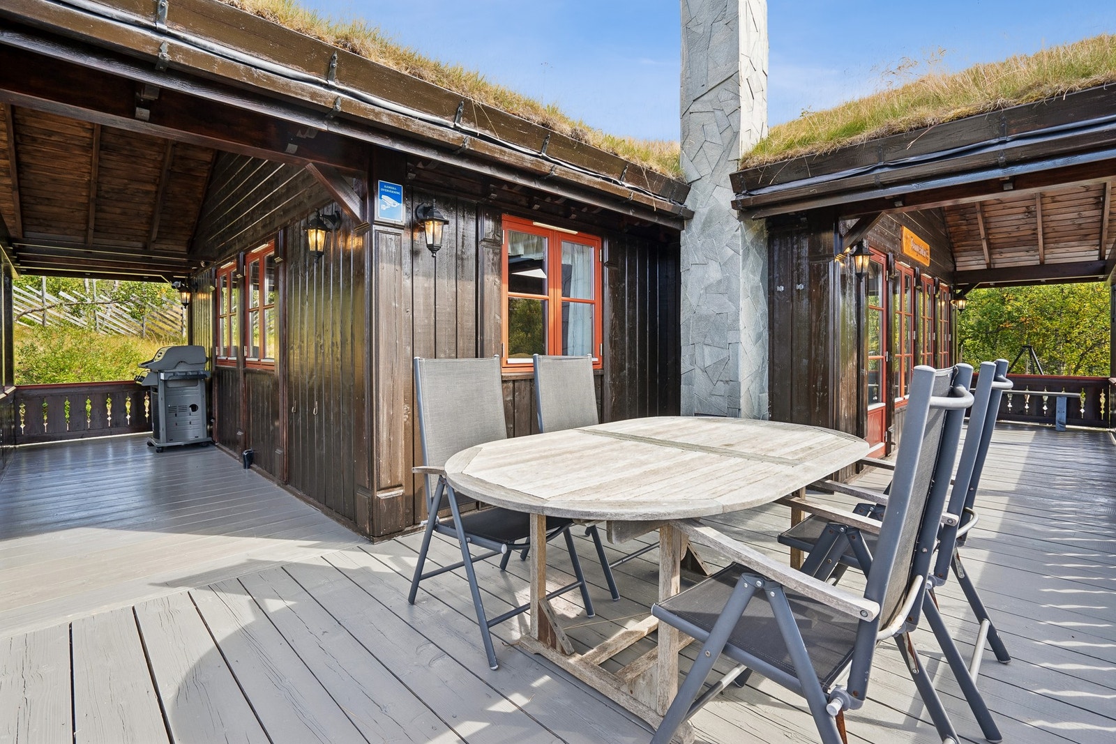Deler av terrassen er overbygd. Galleribilde