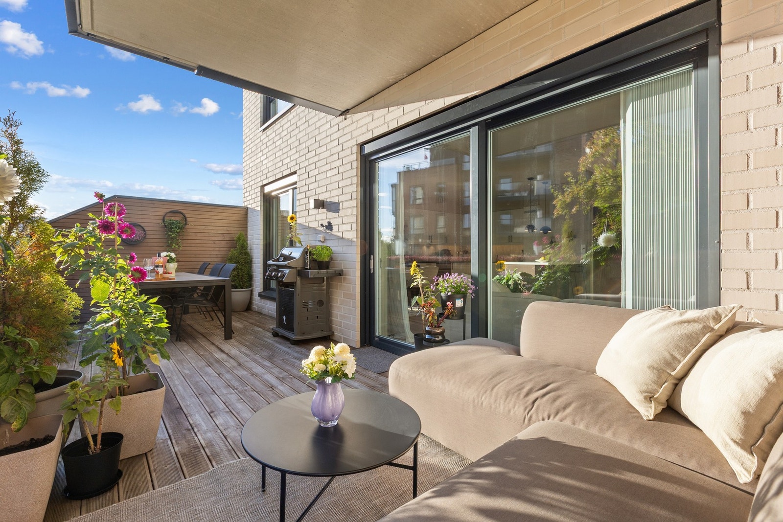 Fra stuen er det direkte utgang til en flott og skjermet terrasse. Galleribilde