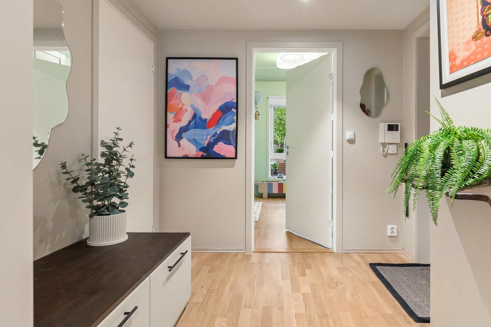 Entréen har parkett på gulv, lune fargetoner og downlights i himlingen som gir behagelig belysning. Galleribilde