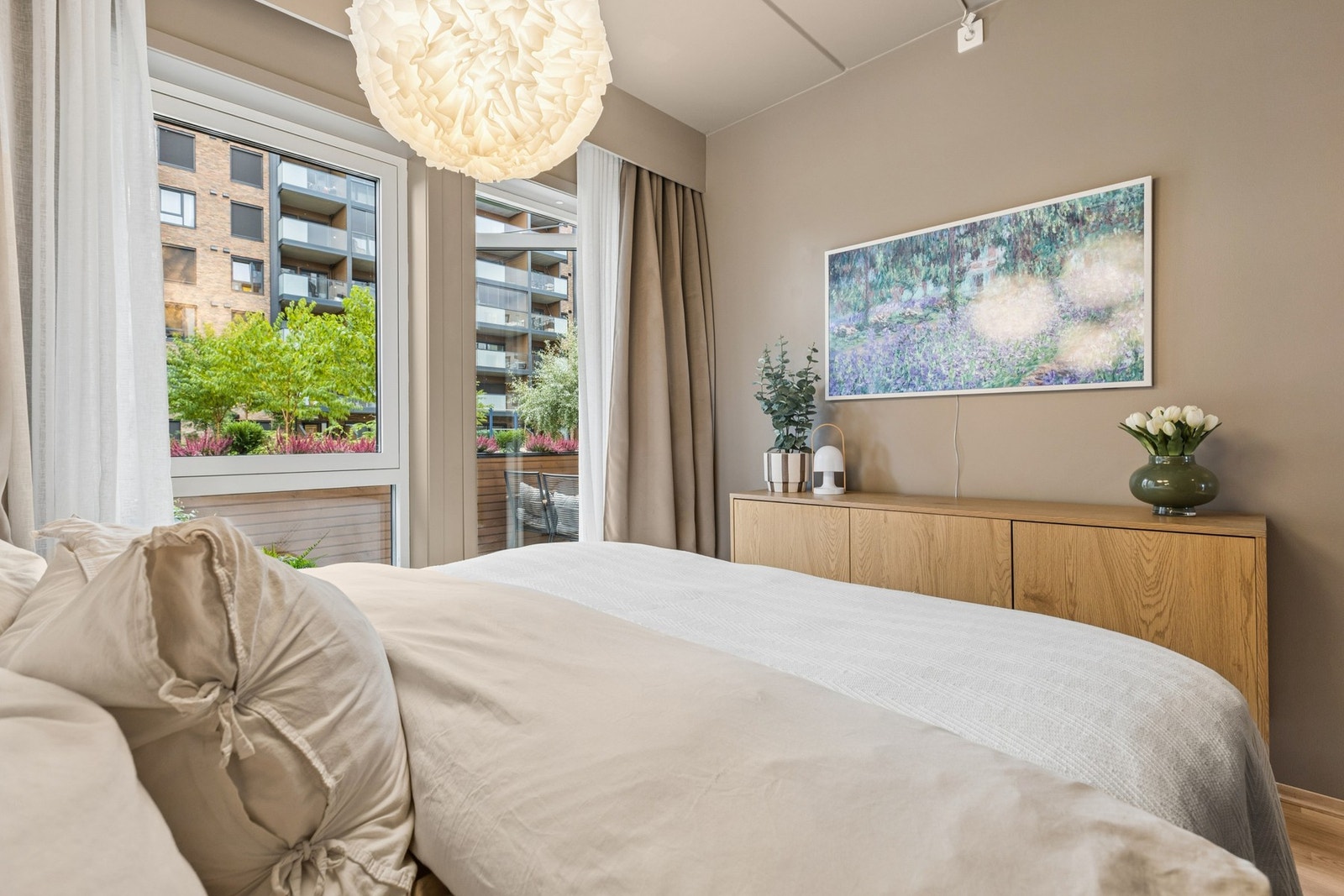 Store vindusflater gir godt med naturlig lys. Galleribilde